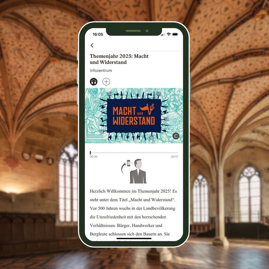 Smartphone mit Themenjahr-Tourstation vor dem Sommerrefektorium von Kloster Bebenhausen