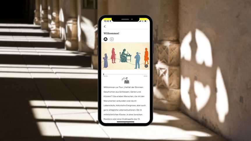 Handy mit der ersten Tourstation vor einer Ansicht des Bebenhausener Kreuzgangs 